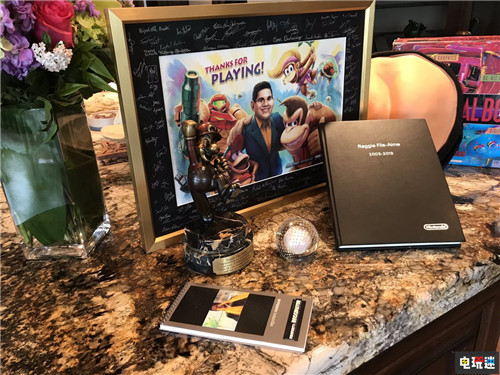 任天堂美國前總裁雷吉展示退休禮物 玩梗玩得好 NDS 3DS Switch 雷吉 任天堂美國 任天堂 任天堂SWITCH  第1張