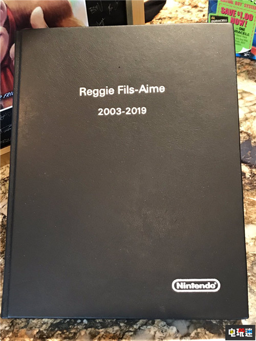 任天堂美國前總裁雷吉展示退休禮物 玩梗玩得好 NDS 3DS Switch 雷吉 任天堂美國 任天堂 任天堂SWITCH  第2張