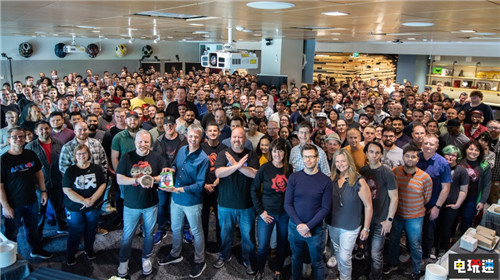 《戰(zhàn)爭機(jī)器5》開發(fā)團(tuán)隊(duì)大合影 游戲正式進(jìn)廠壓盤 戰(zhàn)爭機(jī)器5 Steam Windows10 XboxOne 微軟 微軟XBOX  第1張