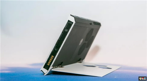 CES2020：戴爾外星人推出便攜主機 形似任天堂Switch CES2020 Switch Concept UFO 外星人 戴爾 任天堂SWITCH  第4張