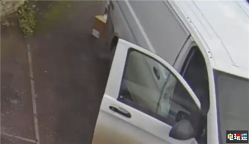 英國(guó)消費(fèi)者家監(jiān)控拍下亞馬遜配送員私自帶走PS5 英國(guó)亞馬遜 索尼 PS5 索尼PS  第3張