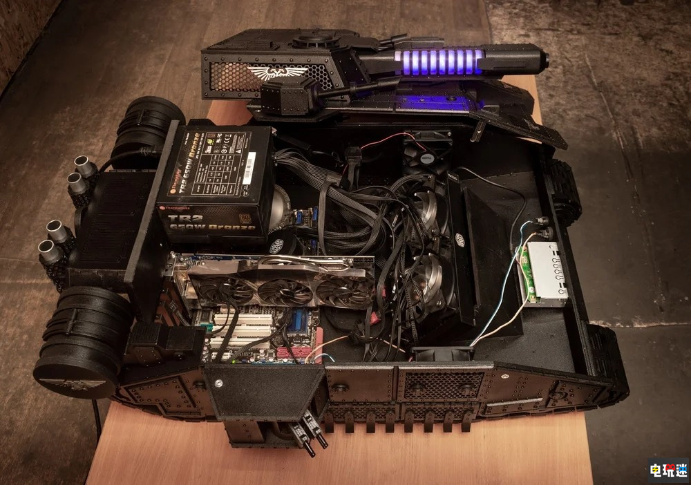 很忠誠!俄粉絲制作《戰(zhàn)錘40K》風(fēng)暴劍超重坦克PC機(jī)箱 電玩迷資訊 第3張 很忠誠!俄粉絲制作《戰(zhàn)錘40K》風(fēng)暴劍超重坦克PC機(jī)箱 電玩迷資訊 第3張