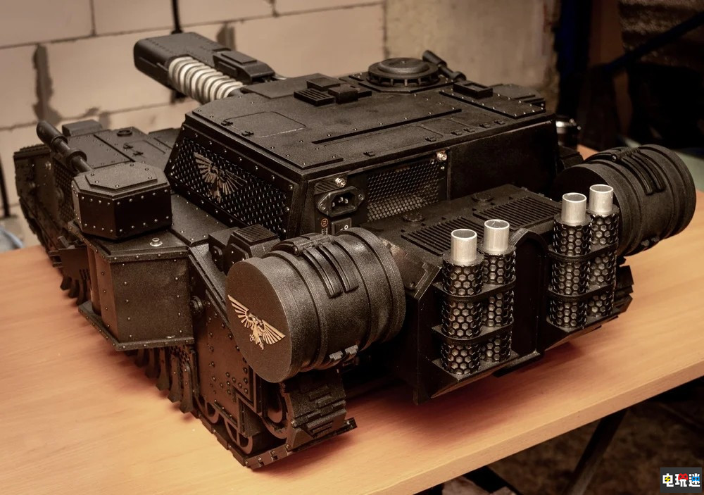 很忠誠!俄粉絲制作《戰(zhàn)錘40K》風(fēng)暴劍超重坦克PC機(jī)箱 電玩迷資訊 第6張 很忠誠!俄粉絲制作《戰(zhàn)錘40K》風(fēng)暴劍超重坦克PC機(jī)箱 電玩迷資訊 第6張