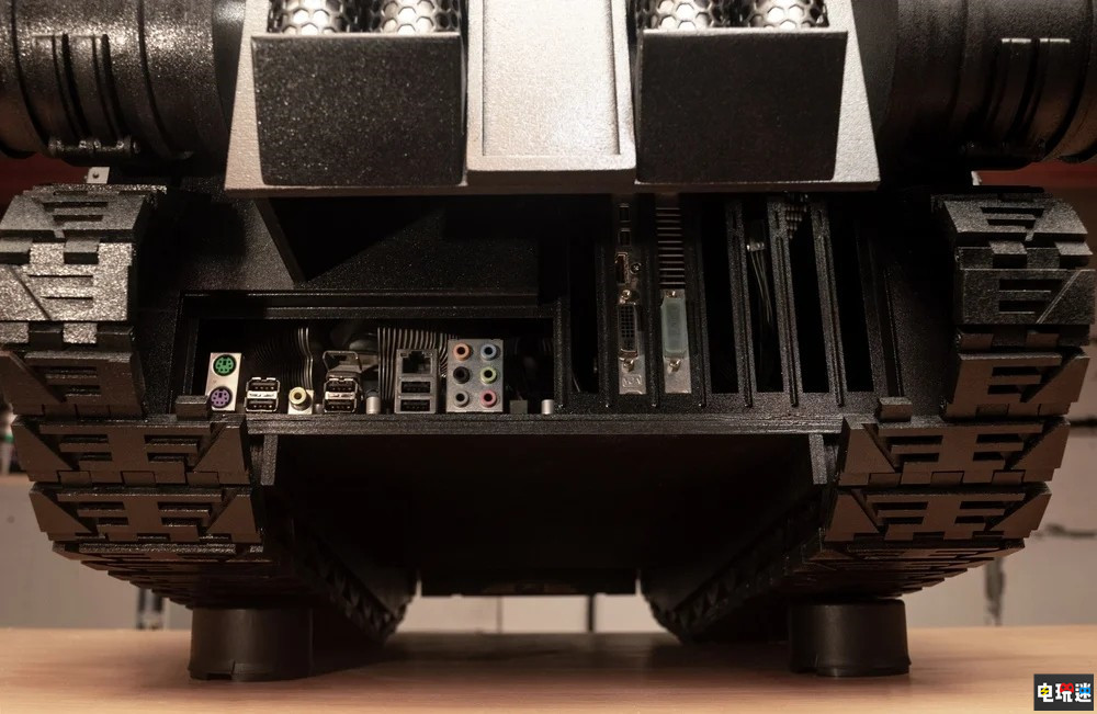 很忠誠!俄粉絲制作《戰(zhàn)錘40K》風(fēng)暴劍超重坦克PC機(jī)箱 電玩迷資訊 第7張 很忠誠!俄粉絲制作《戰(zhàn)錘40K》風(fēng)暴劍超重坦克PC機(jī)箱 電玩迷資訊 第7張