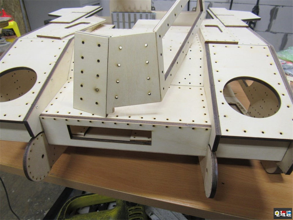 很忠誠!俄粉絲制作《戰(zhàn)錘40K》風(fēng)暴劍超重坦克PC機(jī)箱 電玩迷資訊 第8張 很忠誠!俄粉絲制作《戰(zhàn)錘40K》風(fēng)暴劍超重坦克PC機(jī)箱 電玩迷資訊 第8張