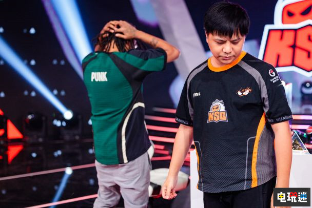 EWC《街頭霸王6》Punk提前開香檳 小孩絲血反殺貢獻名場面 格斗游戲 電競 PUNK 小孩 街頭霸王6 EWC 電玩迷資訊  第1張